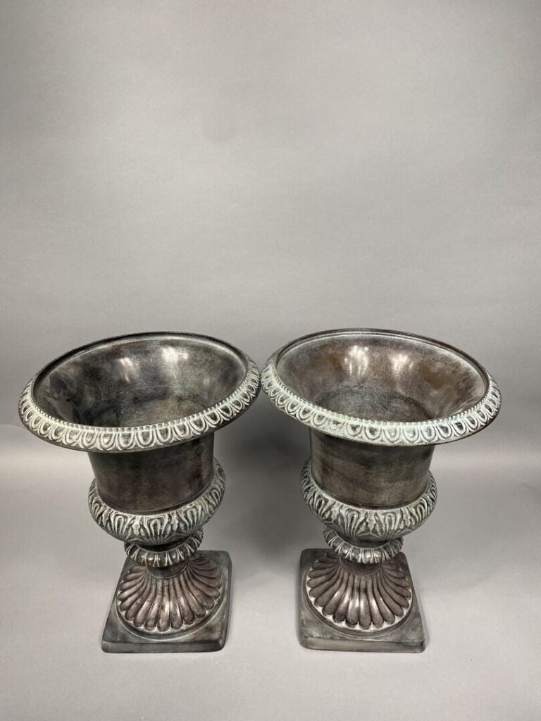 Paire de vases Médicis en métal laqué et patiné à l'antique - H : 44 cm - Diam…