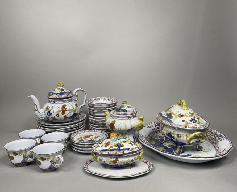 Partie de service de table en céramique émaillée à décor polychrome de motifs f…