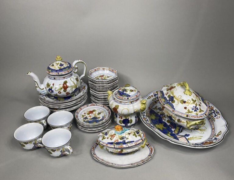 Partie de service de table en céramique émaillée à décor polychrome de motifs f…