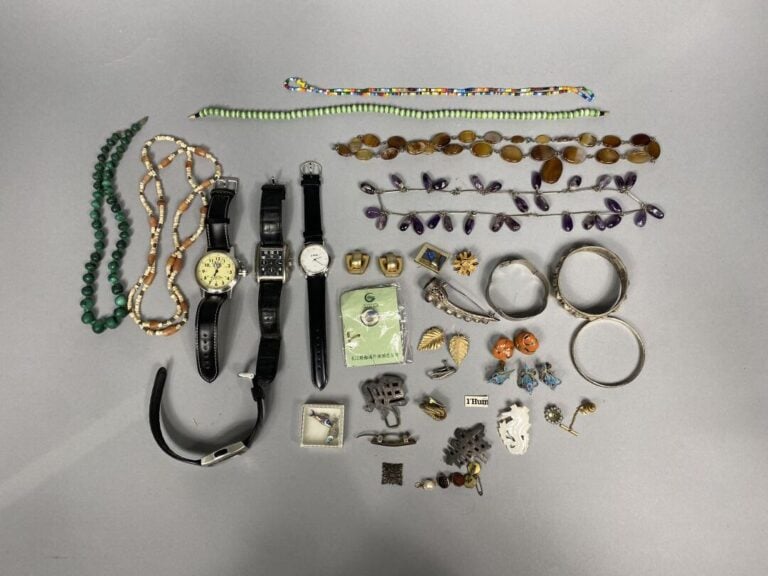 Petit lot de bijoux fantaisie et montres