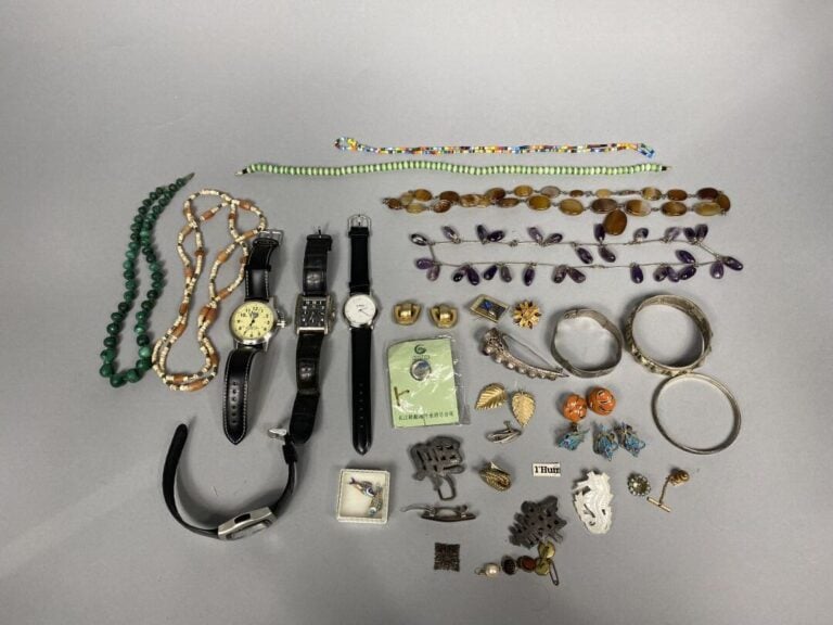 Petit lot de bijoux fantaisie et montres