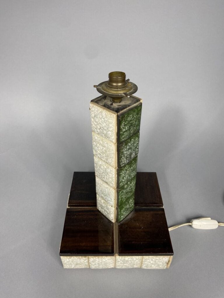 Pied de lampe orné de carreaux de verre de couleur vert, blanc et imitation boi…