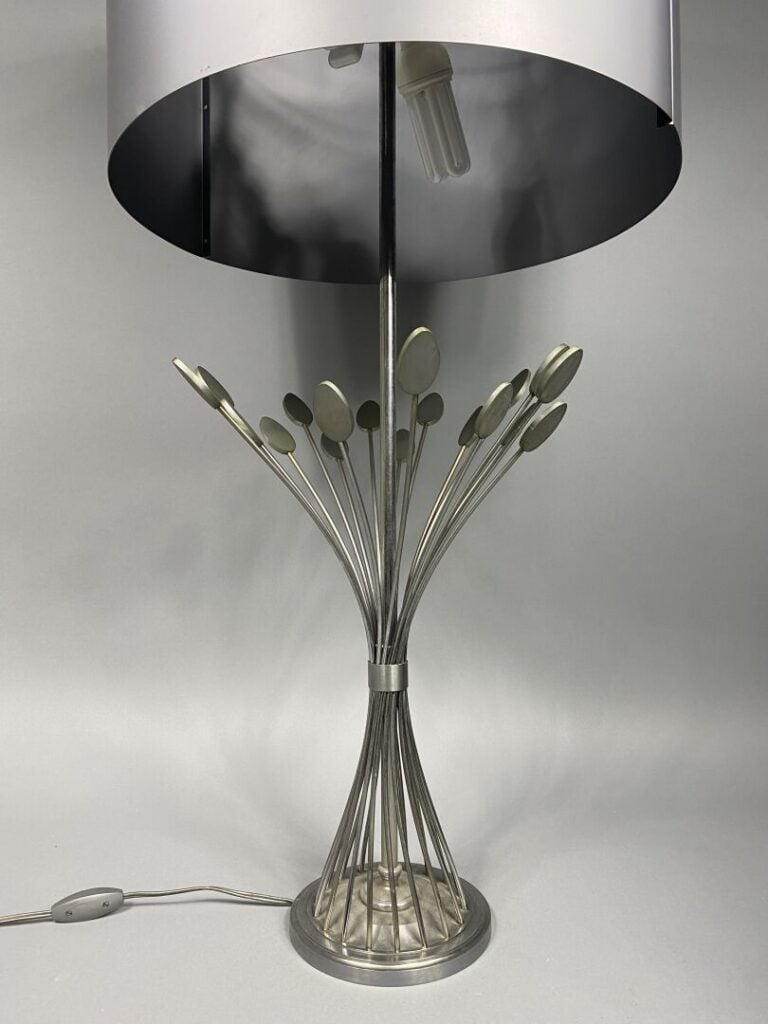 Pied de lampe orné de tiges métalliques formant un bouquet stylisé - H (totale)…