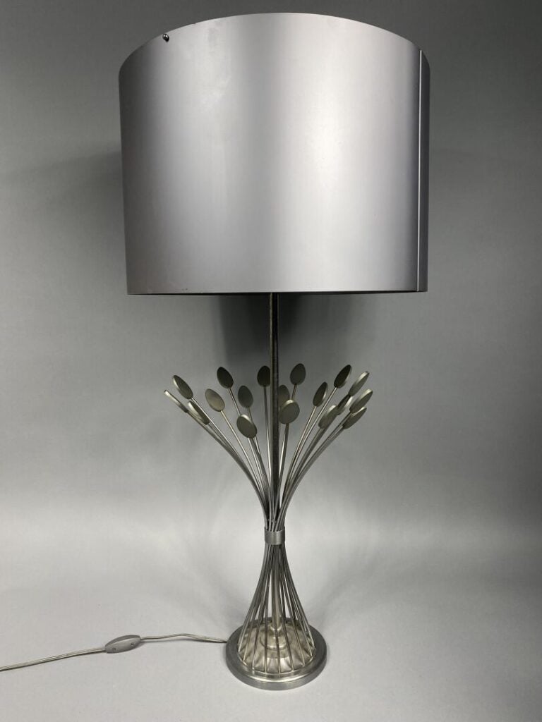 Pied de lampe orné de tiges métalliques formant un bouquet stylisé - H (totale)…