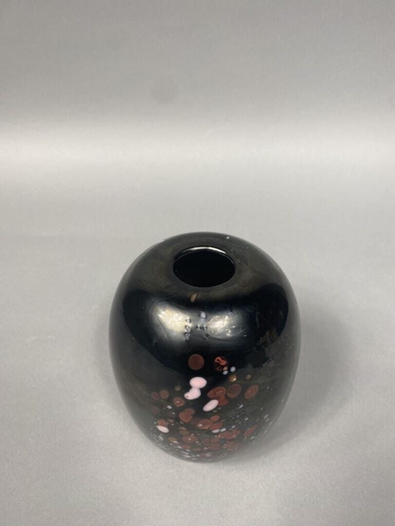 Robert PIERINI (1950) - Vase ovoïde en verre irisé à décor moucheté - Signé sou…