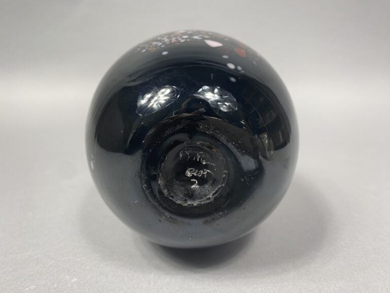 Robert PIERINI (1950) - Vase ovoïde en verre irisé à décor moucheté - Signé sou…