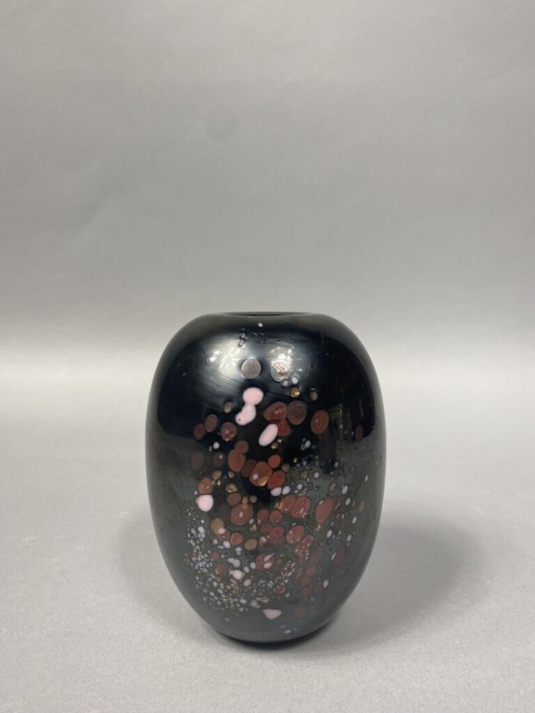 Robert PIERINI (1950) - Vase ovoïde en verre irisé à décor moucheté - Signé sou…