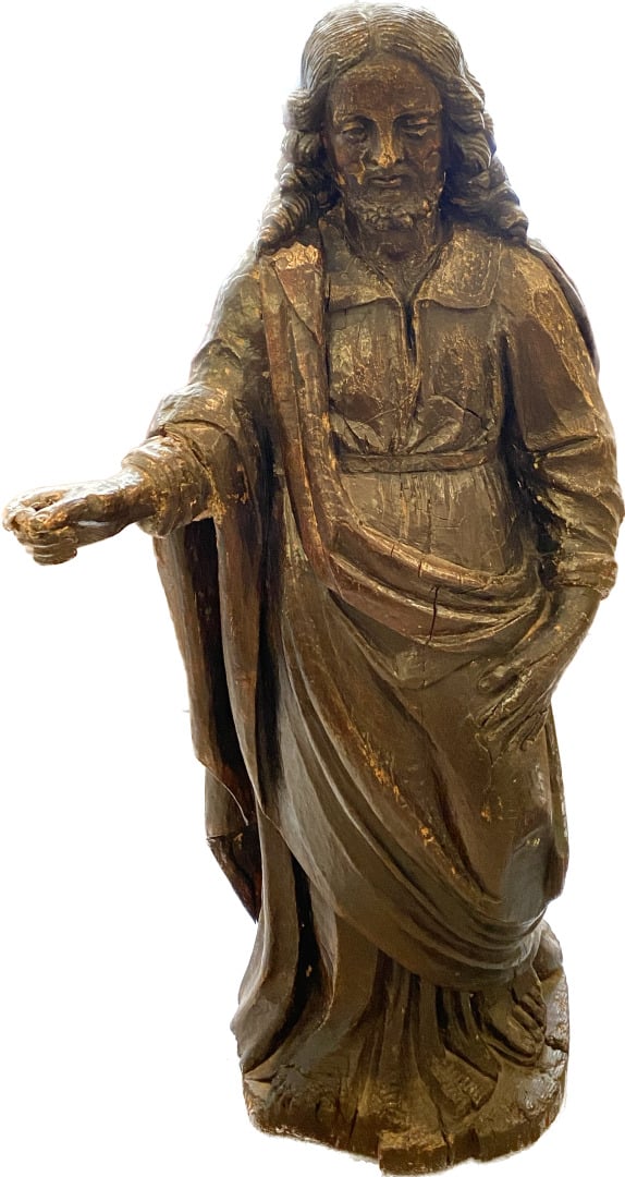 Saint Personnage en bois sculpté avec traces de polychromie. Debout, le saint b…