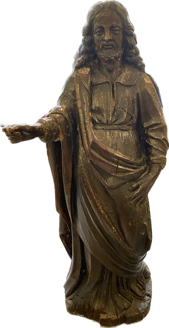 Saint Personnage en bois sculpté avec traces de polychromie. Debout, le saint b…