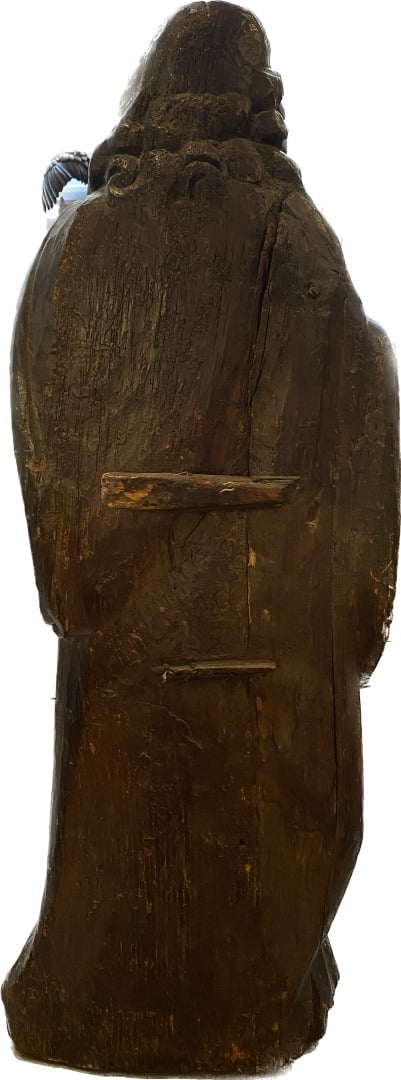 Saint Personnage en bois sculpté avec traces de polychromie. Debout, le saint b…
