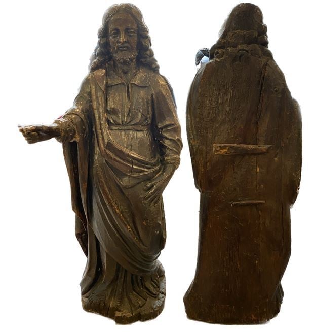 Saint Personnage en bois sculpté avec traces de polychromie. Debout, le saint b…