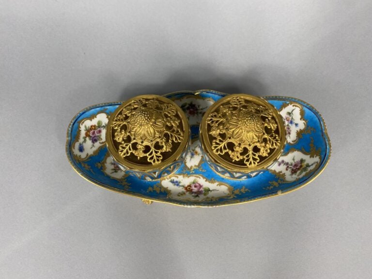 SEVRES - Paire de moutardiers en porcelaine à décor floral polychrome sur fond…