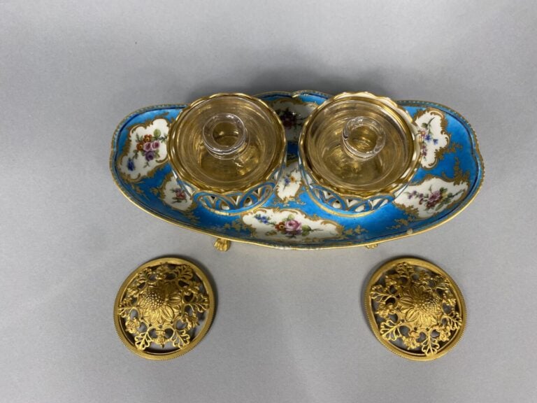 SEVRES - Paire de moutardiers en porcelaine à décor floral polychrome sur fond…