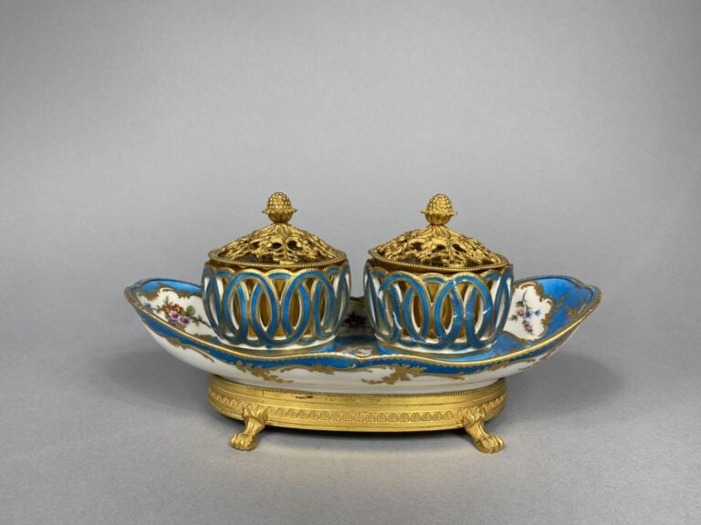 SEVRES - Paire de moutardiers en porcelaine à décor floral polychrome sur fond…