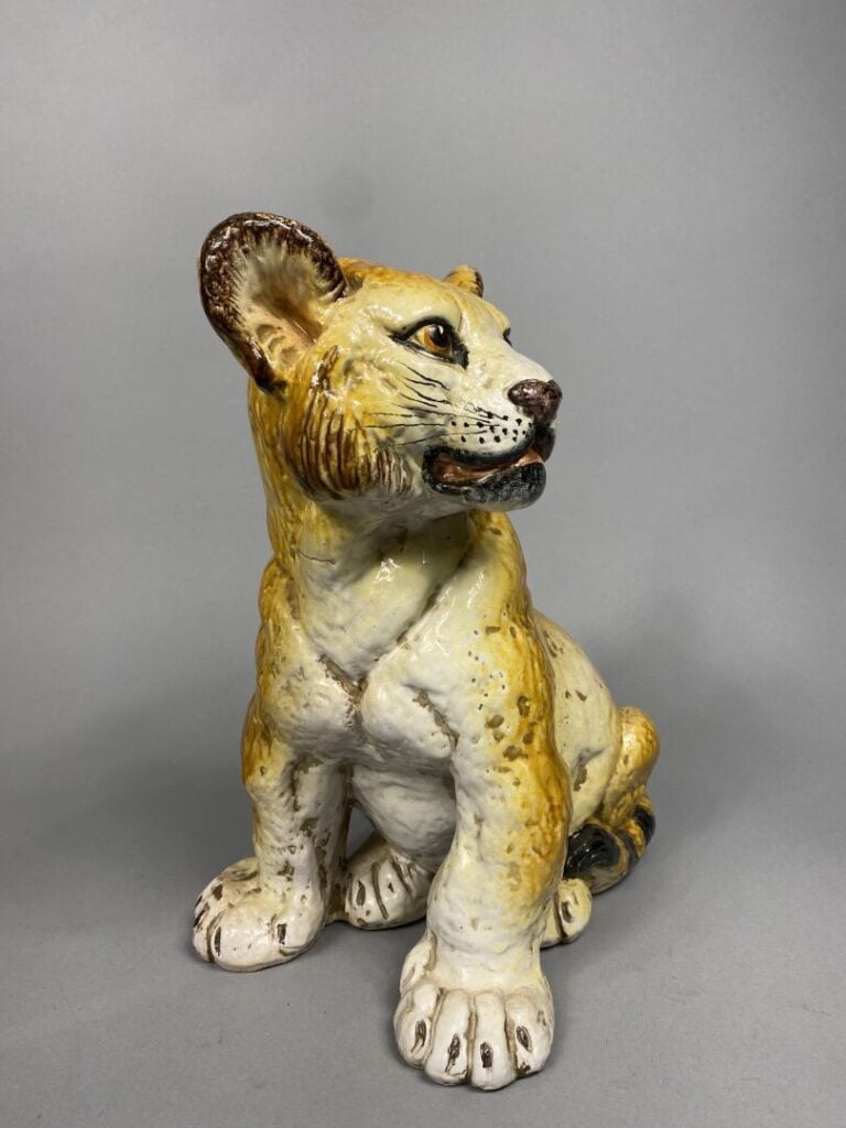 Sujet en terre cuite émaillée polychrome représentant un lionceau - H : 37 cm…