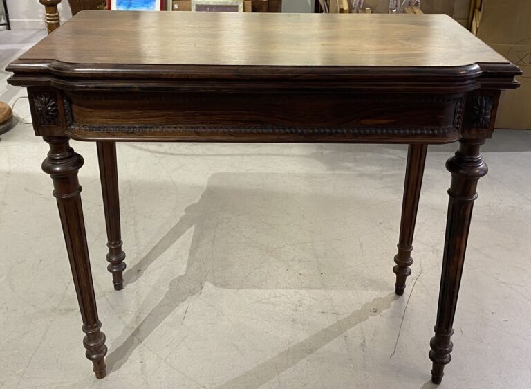 Table à jeu en bois mouluré sculpté - 74.5 x 86 x 43.5 cm (pliée)