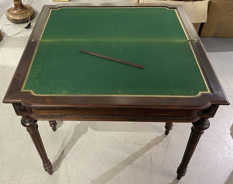 Table à jeu en bois mouluré sculpté - 74.5 x 86 x 43.5 cm (pliée)