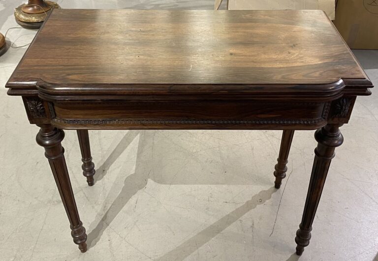 Table à jeu en bois mouluré sculpté - 74.5 x 86 x 43.5 cm (pliée)
