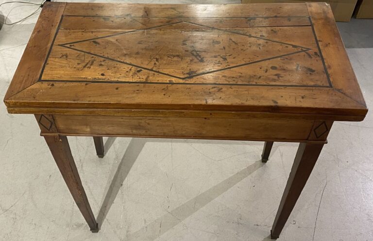 Table à jeux en bois de placage, le plateau à décor de filets de bois noirci, p…