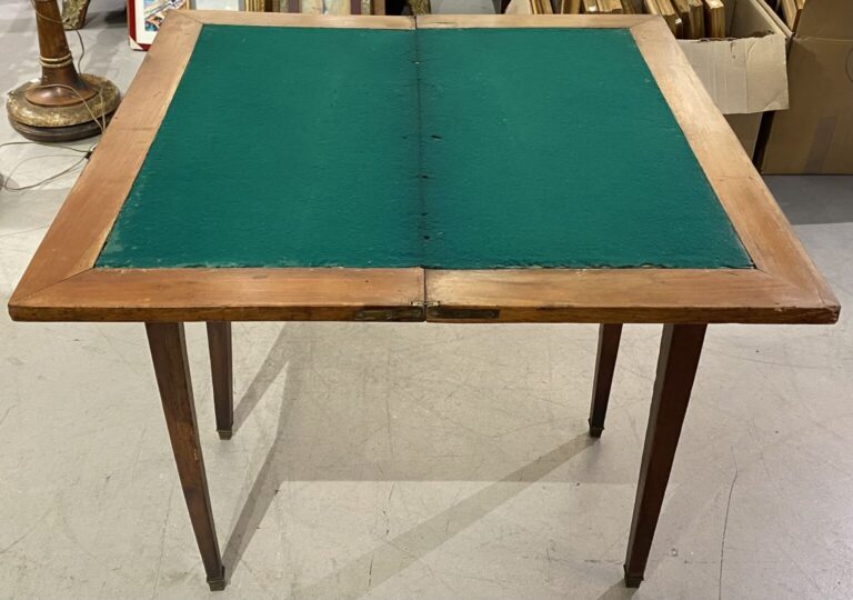 Table à jeux en bois de placage, le plateau à décor de filets de bois noirci, p…