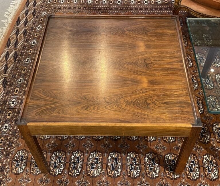Table basse à structure en bois naturel supportant un plateau rectangulaire en…