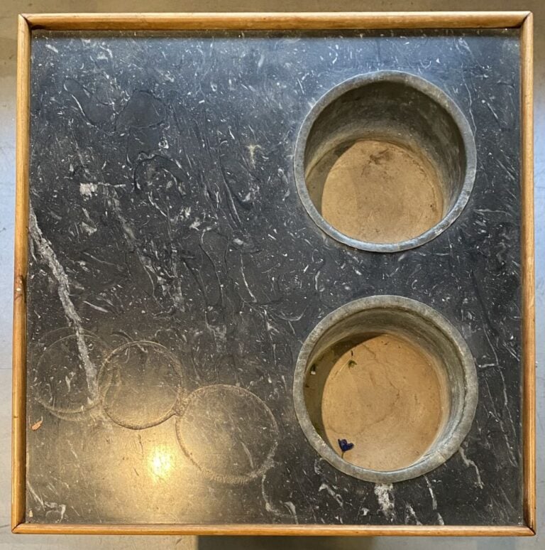 Table rafraichissoir en bois de placage, le palteau en marbre gris veiné à doub…