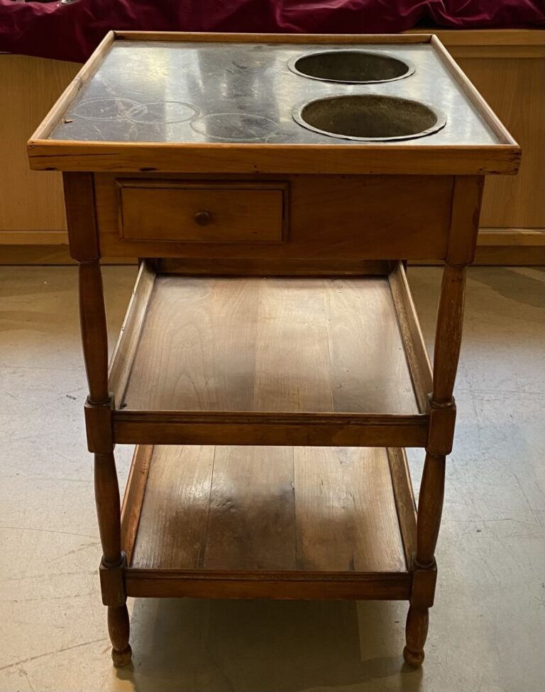 Table rafraichissoir en bois de placage, le palteau en marbre gris veiné à doub…