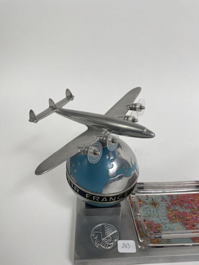Trophée Air France avec mappemonde surmontée d'un Constellation et d'un cendrie…
