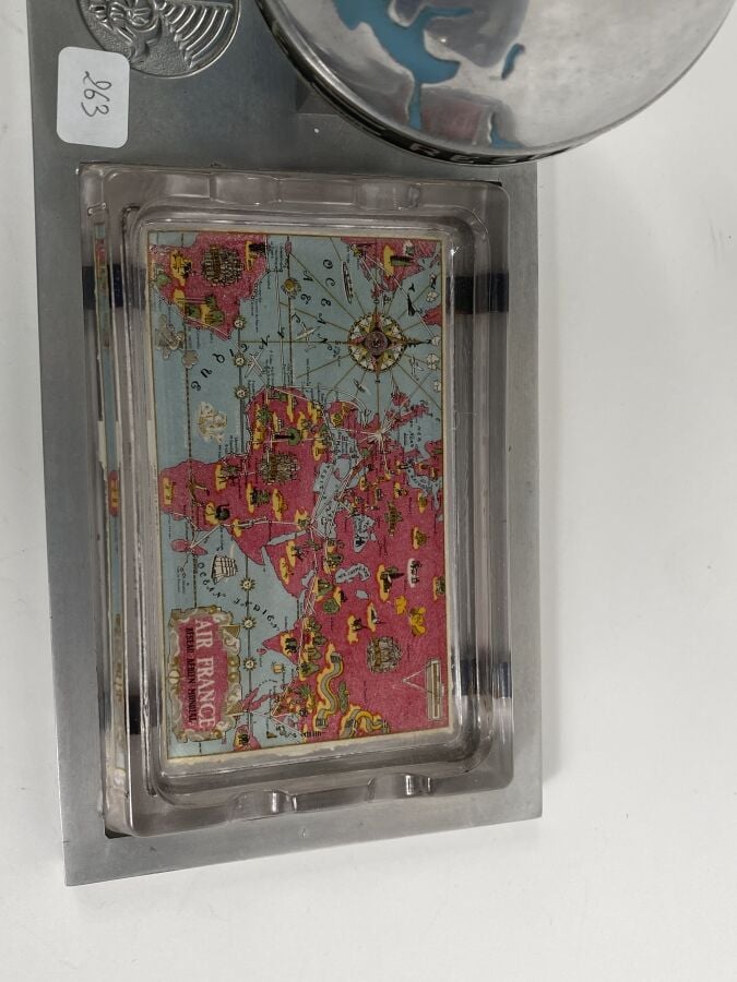 Trophée Air France avec mappemonde surmontée d'un Constellation et d'un cendrie…