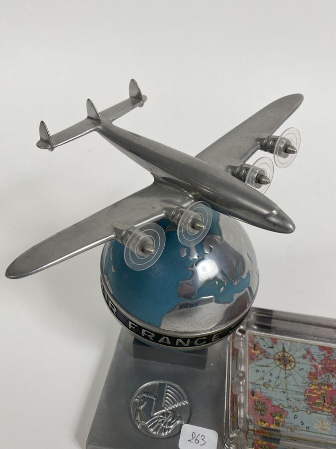 Trophée Air France avec mappemonde surmontée d'un Constellation et d'un cendrie…