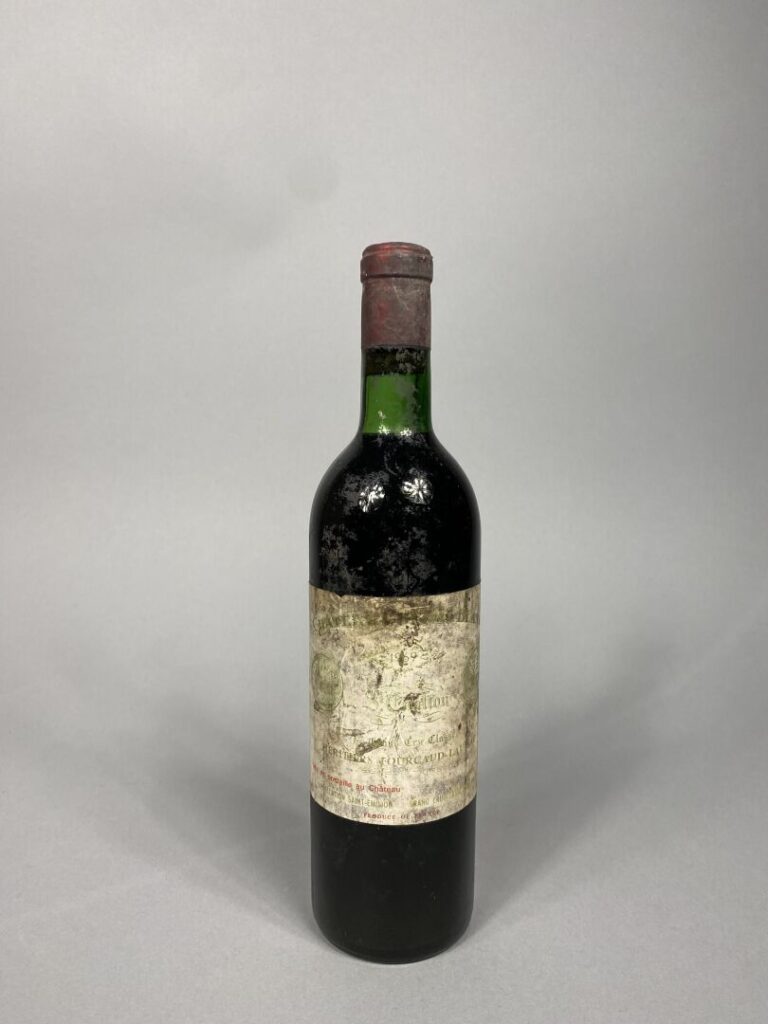 Une bouteille Château Cheval Blanc, Saint-Emilion, 1969 - (étiquette et capsule…