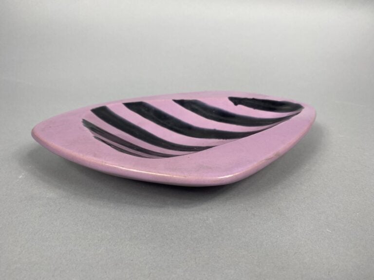 Vide-poche en terre cuite émaillée dans les tons violet à décor de bandes noire…