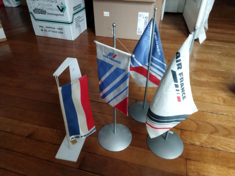 (19/24) 4 fanions de bureau publicitaire AF de 1967 à 1986 avec hampe d'origine…