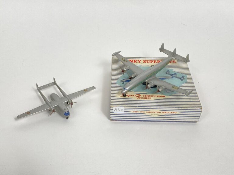 2 avions Dinky Toy en die cast des années 1970 pour : Super G Constellation, en…