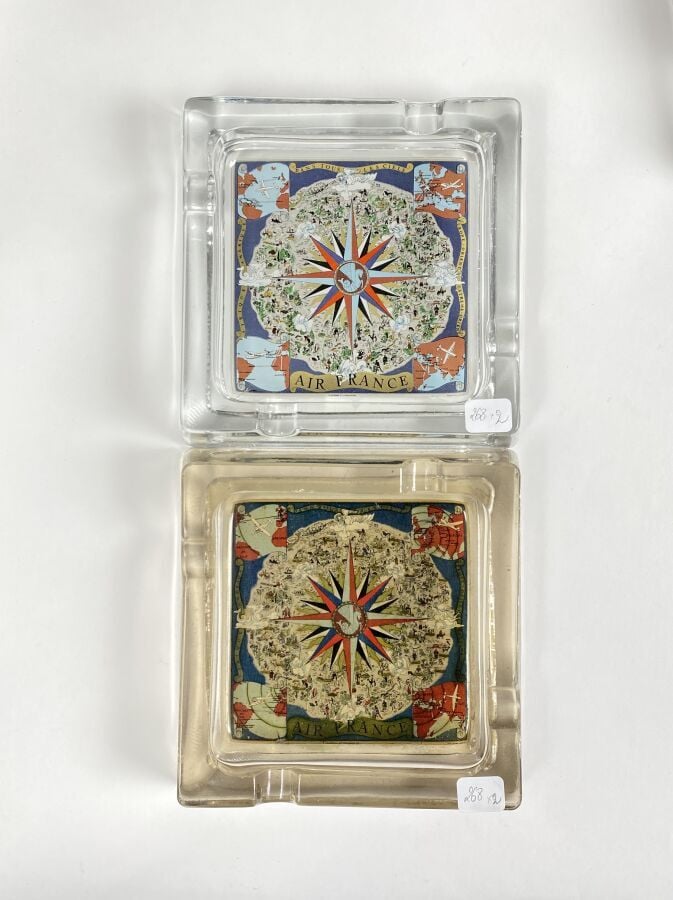 2 cendriers publicitaire Air France, carré en verre (A. Gerrer) avec fixé sous…