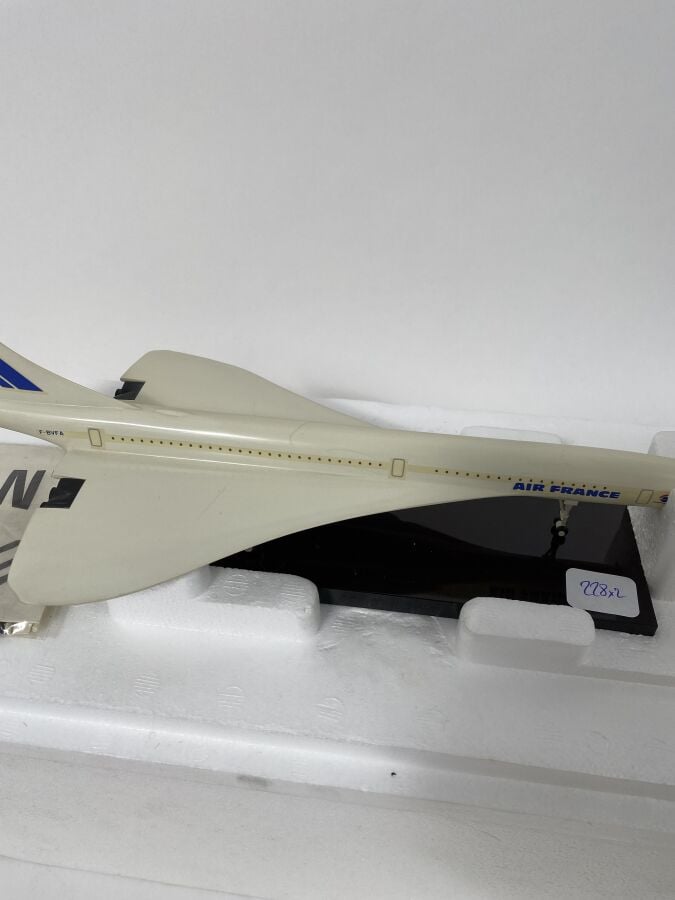 2 modèles : - - BAC Aérospatiale Concorde Air France F-BVFA au décollage au 1/2…