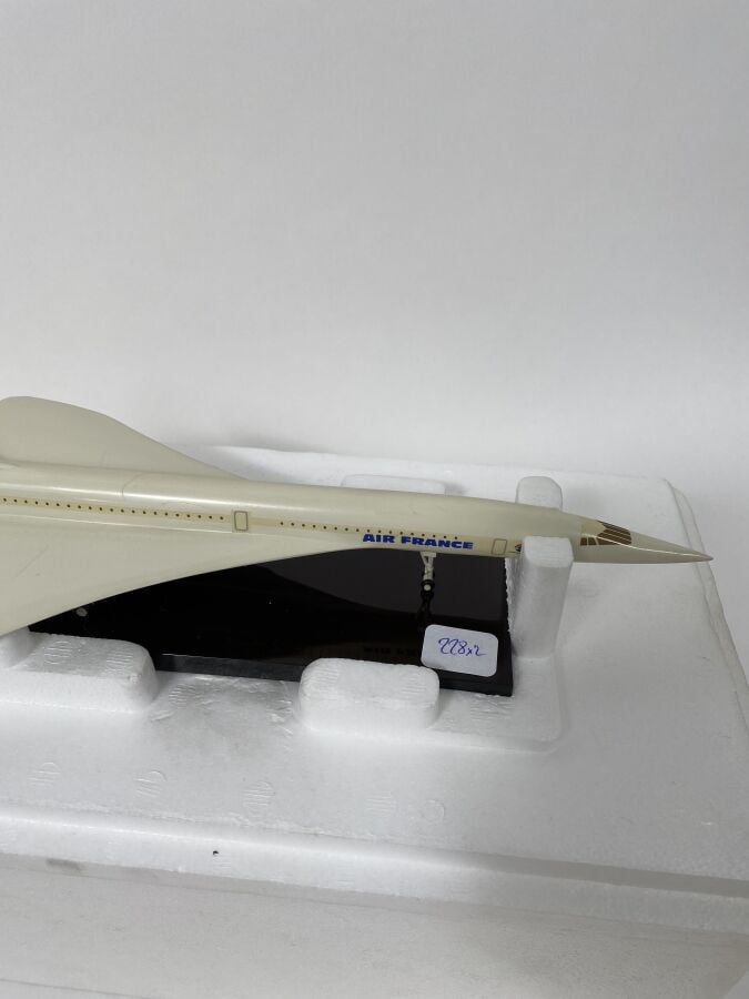 2 modèles : - - BAC Aérospatiale Concorde Air France F-BVFA au décollage au 1/2…