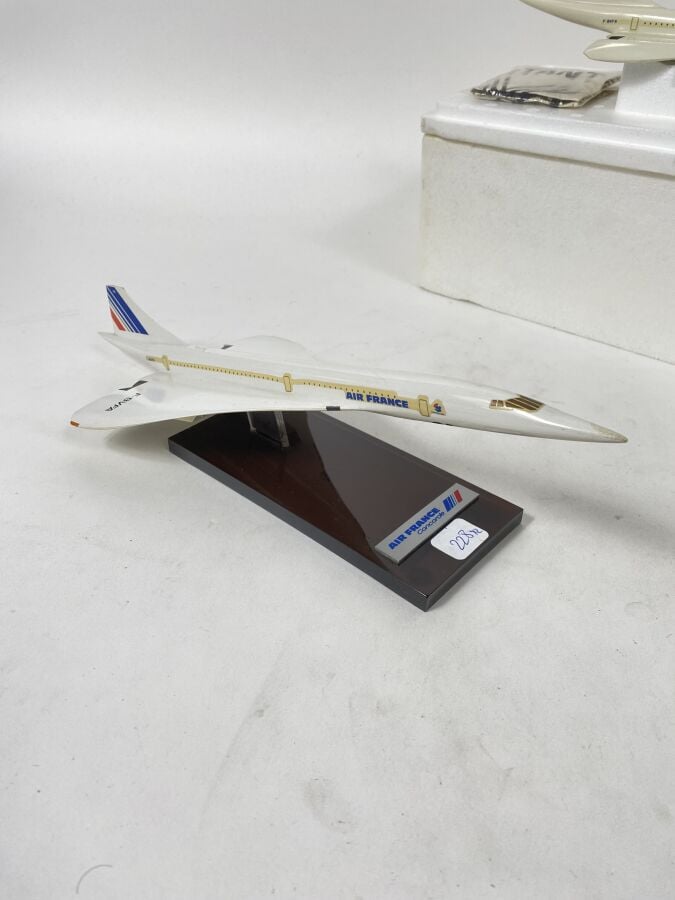 2 modèles : - - BAC Aérospatiale Concorde Air France F-BVFA au décollage au 1/2…