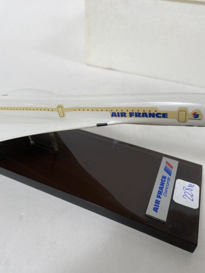 2 modèles : - - BAC Aérospatiale Concorde Air France F-BVFA au décollage au 1/2…