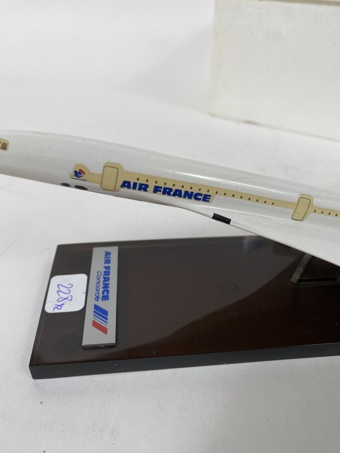 2 modèles : - - BAC Aérospatiale Concorde Air France F-BVFA au décollage au 1/2…