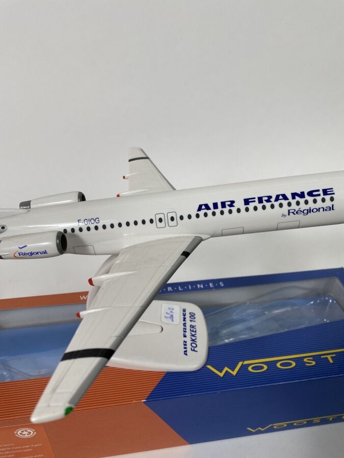 2 modèles : - - Bae 146 Avro RJ-85 au 1/100ème en plastique réalisée par City J…