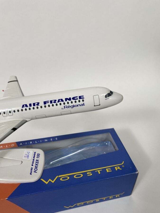 2 modèles : - - Bae 146 Avro RJ-85 au 1/100ème en plastique réalisée par City J…