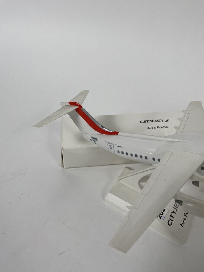 2 modèles : - - Bae 146 Avro RJ-85 au 1/100ème en plastique réalisée par City J…