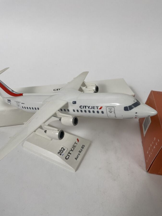 2 modèles : - - Bae 146 Avro RJ-85 au 1/100ème en plastique réalisée par City J…