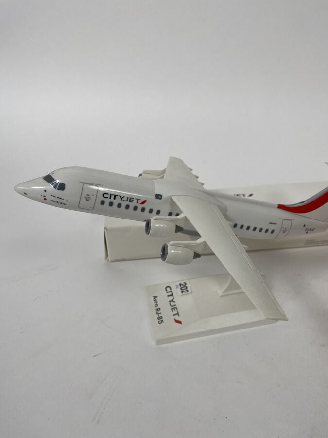 2 modèles : - - Bae 146 Avro RJ-85 au 1/100ème en plastique réalisée par City J…