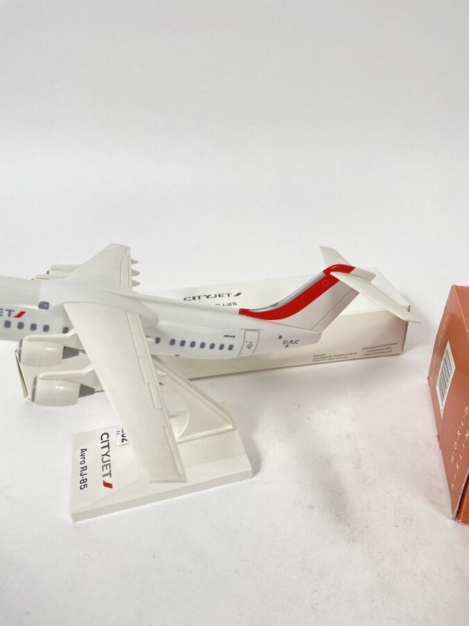 2 modèles : - - Bae 146 Avro RJ-85 au 1/100ème en plastique réalisée par City J…