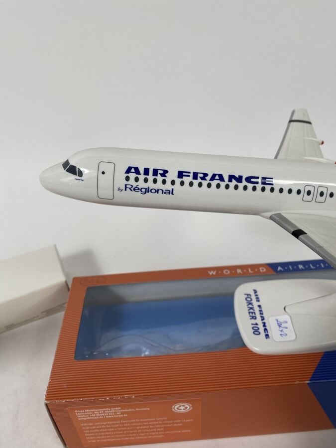 2 modèles : - - Bae 146 Avro RJ-85 au 1/100ème en plastique réalisée par City J…