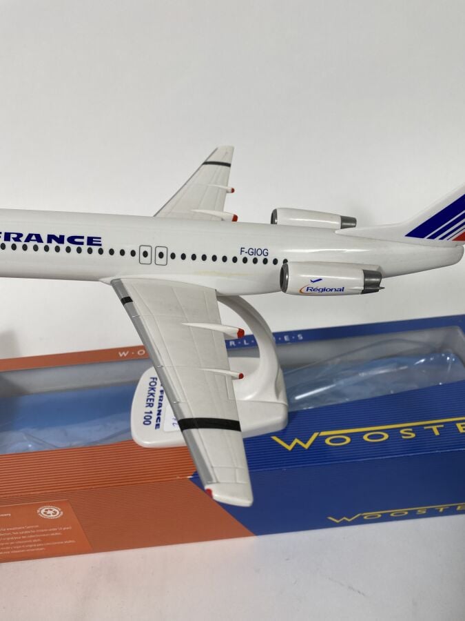 2 modèles : - - Bae 146 Avro RJ-85 au 1/100ème en plastique réalisée par City J…