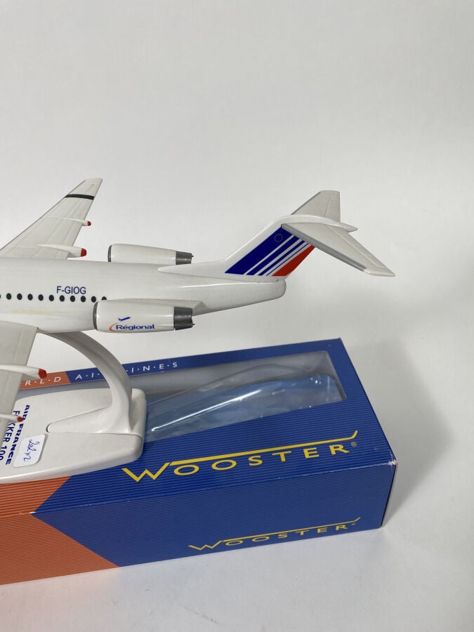 2 modèles : - - Bae 146 Avro RJ-85 au 1/100ème en plastique réalisée par City J…