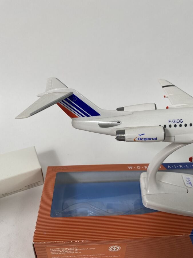 2 modèles : - - Bae 146 Avro RJ-85 au 1/100ème en plastique réalisée par City J…